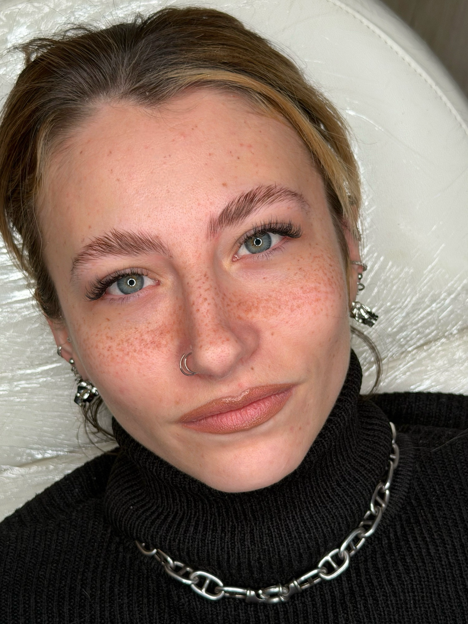 freckles Réalisation de fausses taches de rousseur en maquillage semi-permanent visage à Eysines